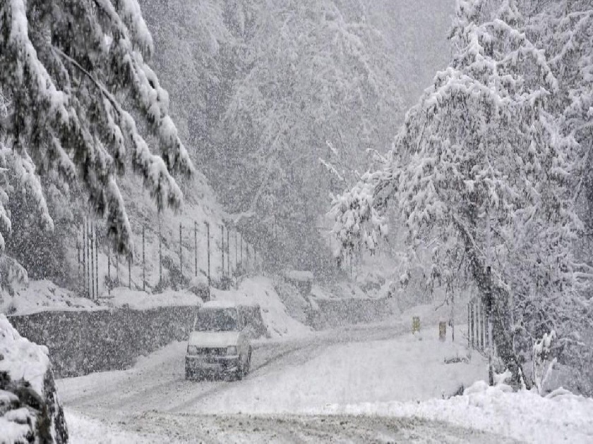 Storm snowfall in Kashmir Valley, temperature drops further; 10 inches of snowfall in Gulmarg | Video: काश्मीर खोऱ्यात तुफान बर्फवृष्टी, तापमान आणखी घटले; गुलमर्गमध्ये १० इंच हिमवृष्टी