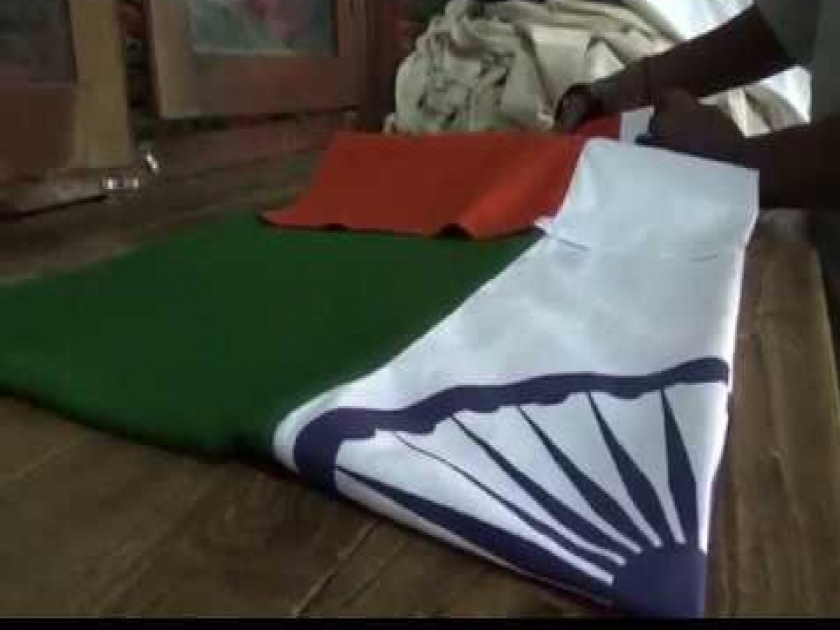 The unique patriotism of the laundry operator in Akole; Free pressing of India's tricolor flag | अकोलेतील लाँड्री चालकाची अनोखी राष्ट्रभक्ती; भारताच्या तिरंगी ध्वजाला मोफत प्रेसिंग
