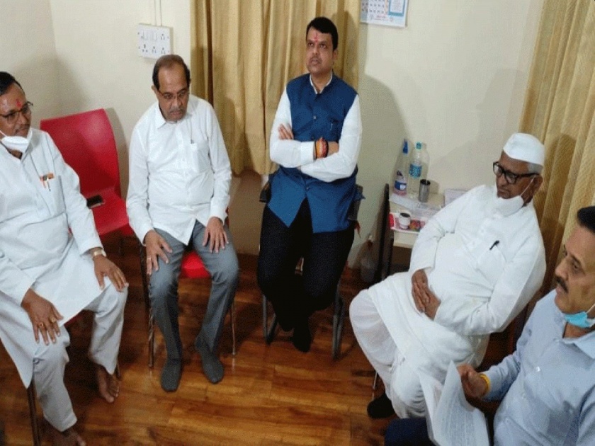 BJP Devendra Fadnavis Meet Anna Hazare over agitation against central government | Video: अण्णा, उपोषण थांबवा! विरोधी पक्षनेते देवेंद्र फडणवीसांनी घातली अण्णा हजारेंना गळ