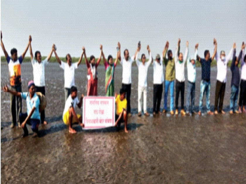 A chain of villagers against the port in Wadhwan; Controversy over biodiversity surveys | वाढवणमध्ये बंदरविराेधात ग्रामस्थांची साखळी; जैवविविधतेच्या सर्वेक्षणाला विराेध