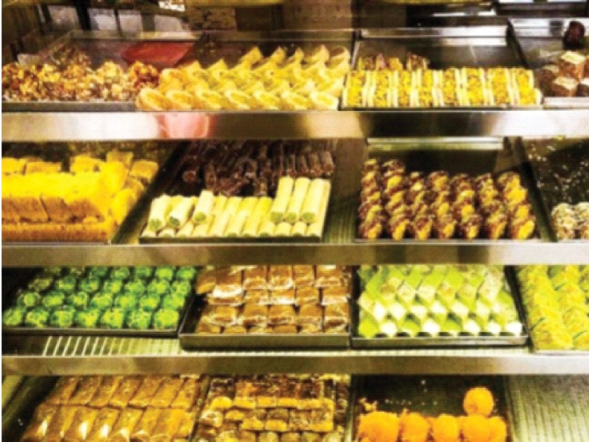 About to buy sweets for Navratri; This year the number of customers in the shops is less | Navratri 2020: नवरात्रोत्सवासाठी मिठाई खरेदीसाठी लगबग; यंदा दुकानांमध्ये ग्राहकांची संख्या कमी