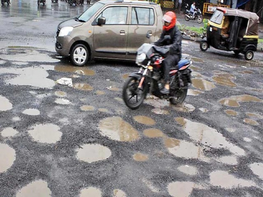 Bad condition due to potholes in Navi Mumbai; Half an hour to a ten minute journey | नवी मुंबईत ठिकठिकाणी खड्डे पडल्याने दुरवस्था; दहा मिनिटांच्या प्रवासाला अर्धा तास