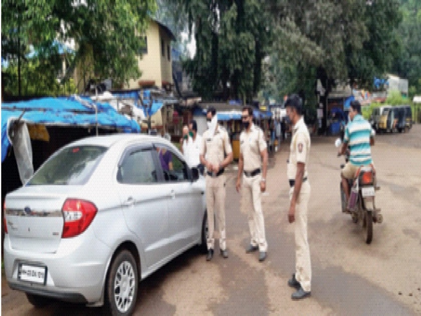 Vehicles inspected by Poladpur police on Mahabaleshwar road | महाबळेश्वर मार्गावर पोलादपूर पोलिसांकडून वाहनांची तपासणी