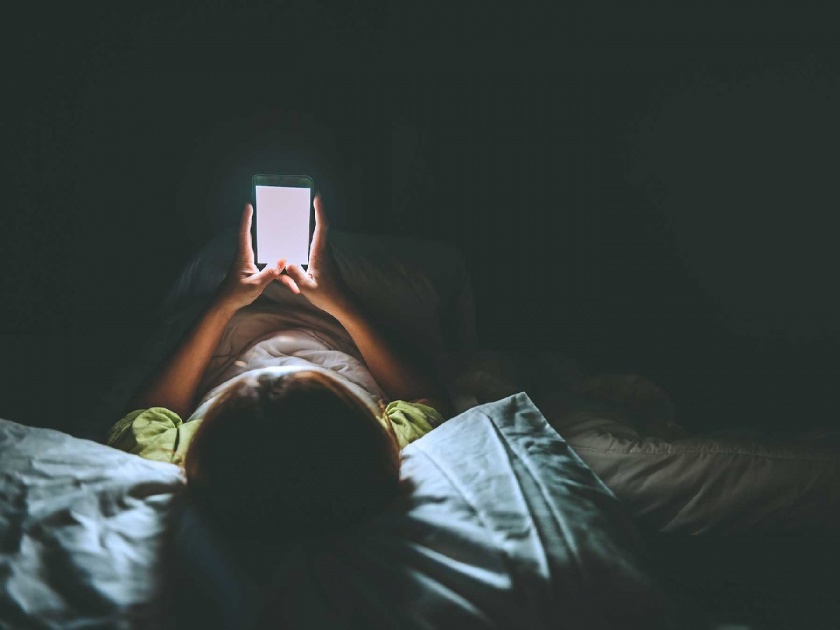 Be careful if you are using a mobile before going to bed; It will be dangerous for your health | झोपण्यापूर्वी मोबाईलचा वापर करत असाल तर सावधान; तुमच्या आरोग्यासाठी ठरेल घातक