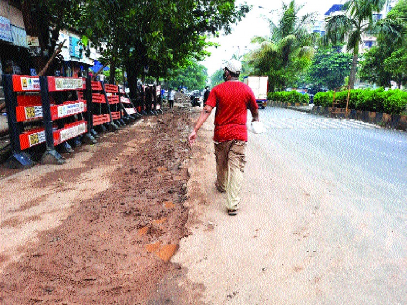 Citizens suffer due to excavation work; Traffic congestion with mud due to rain | कामोठेत खोदकामामुळे नागरिक त्रस्त; पावसामुळे चिखलाबरोबर वाहतूककोंडी