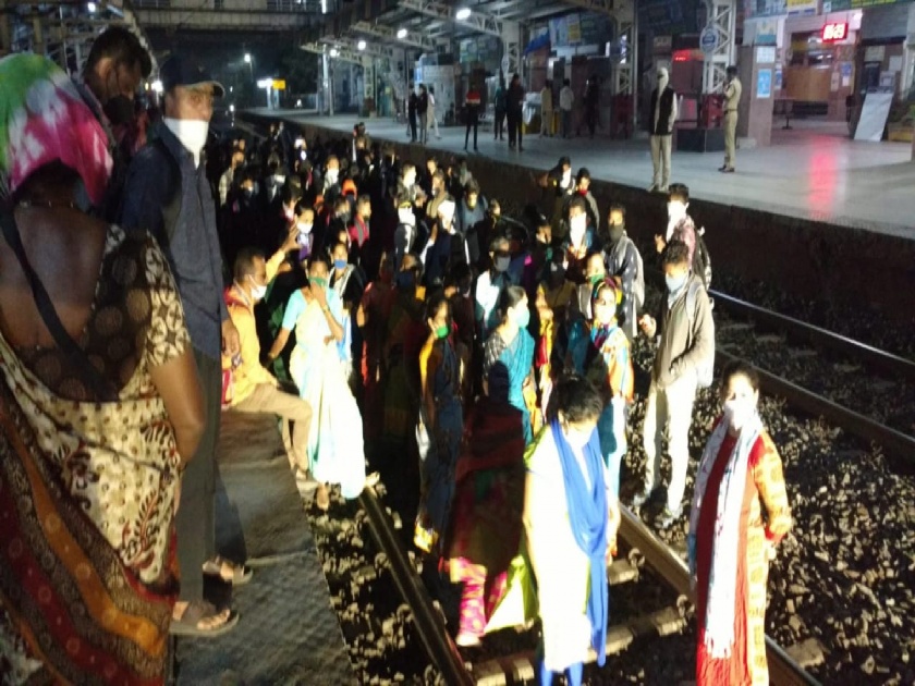 Palghar, Rail Roko agitation of angry passengers; Western Railway service collapsed | पालघर, सफाळे रेल्वे रूळावर संतप्त प्रवाशांचं रेल रोको आंदोलन; पश्चिम रेल्वेची सेवा कोलमडली