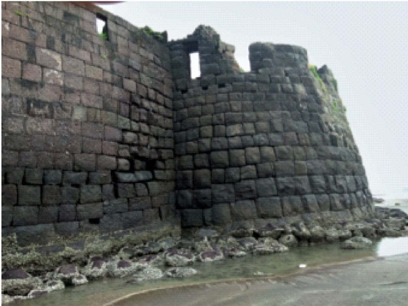 The fortifications of Alibag's Colaba Fort are crumbling | इतिहासातील शाैर्याची साक्ष देणाऱ्या अलिबागच्या कुलाबा किल्ल्याची तटबंदी ढासळतेय