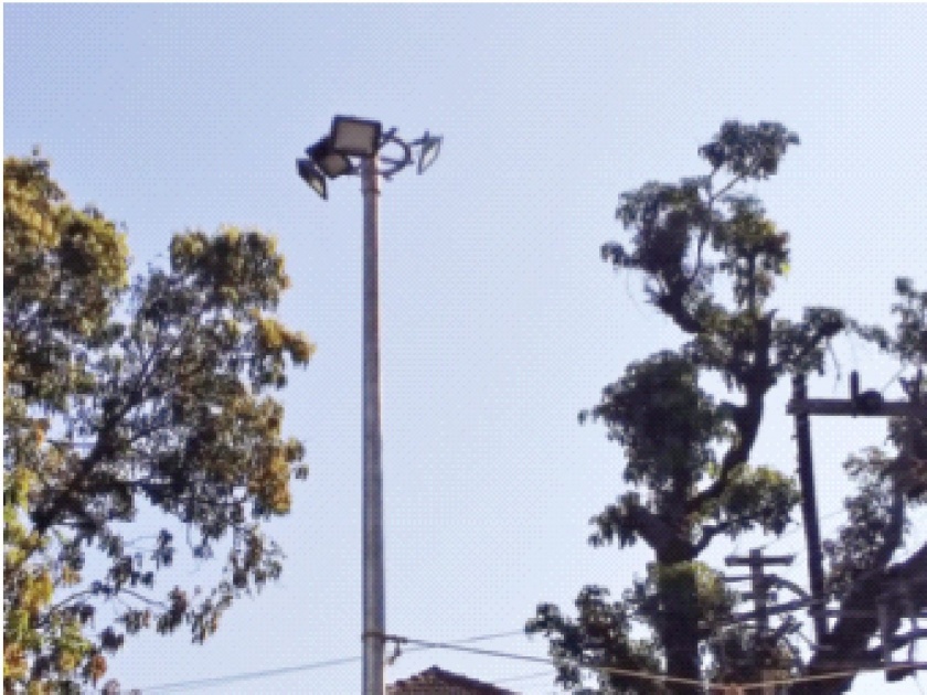 Inconvenience to villagers due to lack of lights on electricity poles | वीज खांबावर दिवे नसल्याने ग्रामस्थांची गैरसोय