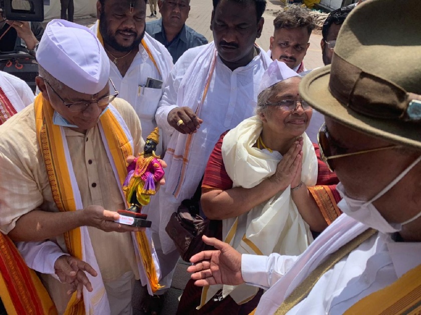 Shiv Sena serious allegations against Prakash Ambedkar over Pandhapur Agitation for open temple | ...तर वातावरण बिघडवायचेच हा डाव उधळला; शिवसेनेचा प्रकाश आंबेडकर यांच्यावर गंभीर आरोप
