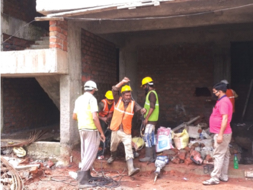 Bulldozers on two unauthorized buildings in Ghansoli; Joint action of CIDCO and Municipal Corporation | घणसोलीत दोन अनधिकृत इमारतींवर बुलडोझर; सिडको आणि महापालिकेची संयुक्त कारवाई