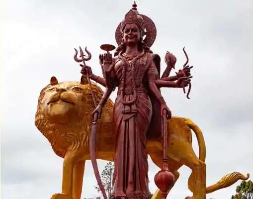 Navratri 2020: Sculptor's final touches on Ambemata statue; Corona crisis on Navratri this year | Navratri 2020: मूर्तिकारांचा अंबेमातेच्या मूर्तीवर अखेरचा हात; यंदा नवरात्रोत्सवावर कोरोनाचे संकट