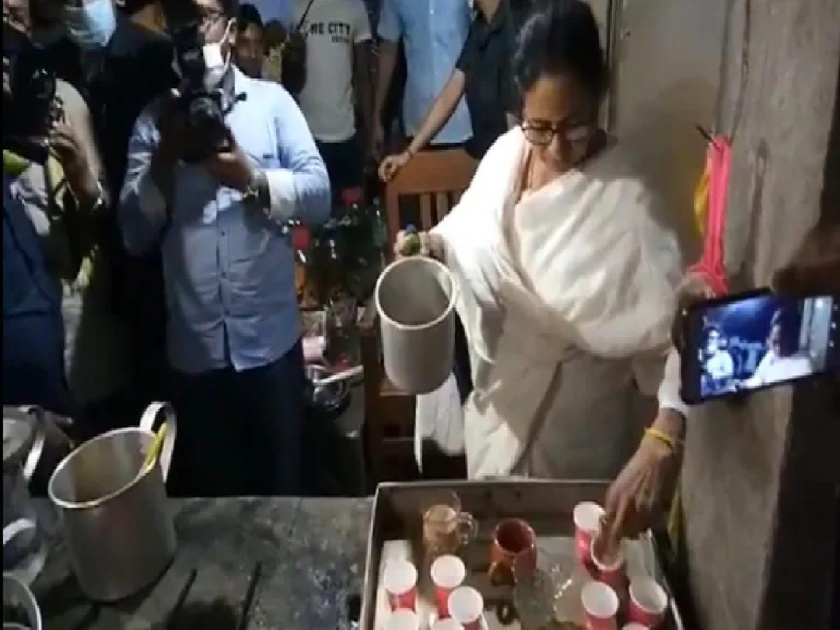 West Bengal Election: Mamata Banerjee visited a tea stall in Nandigram and served tea to the people | West Bengal Assembly Election: उमेदवारी अर्ज दाखल करण्यापूर्वी मुख्यमंत्री ममता बॅनर्जी लोकांना चहा बनवून देतात तेव्हा...