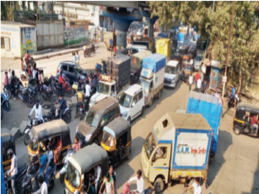 Bhiwandikar was disturbed due to constant traffic congestion; Municipalities, neglect of police | सतत हाेणाऱ्या वाहतूककोंडीने भिवंडीकर झाले पुरते हैराण; पालिका, पोलिसांचे दुर्लक्ष
