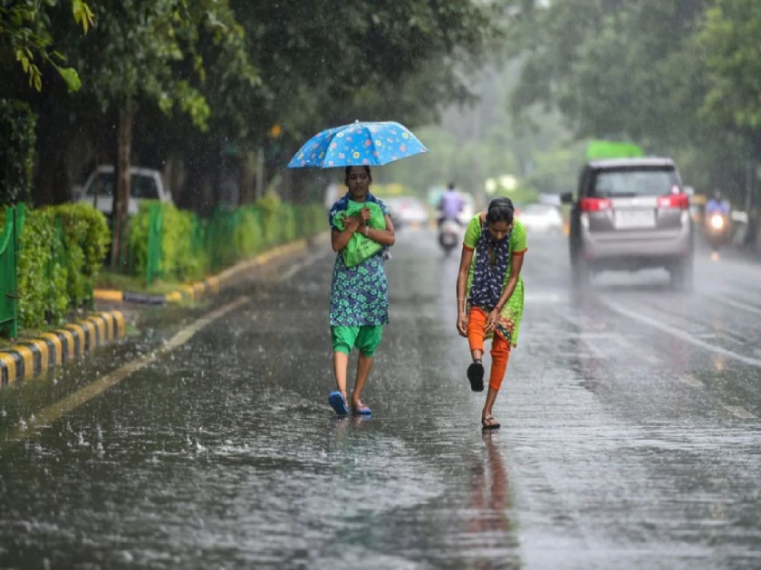 Rain: A torrential downpour in Mumbai; Rock, soil collapsed on the hill on Worli Hill Road | Rain: मुंबापुरीत कोसळधारा; वरळी हिल रोडवर टेकडीवरील दगड, माती कोसळली