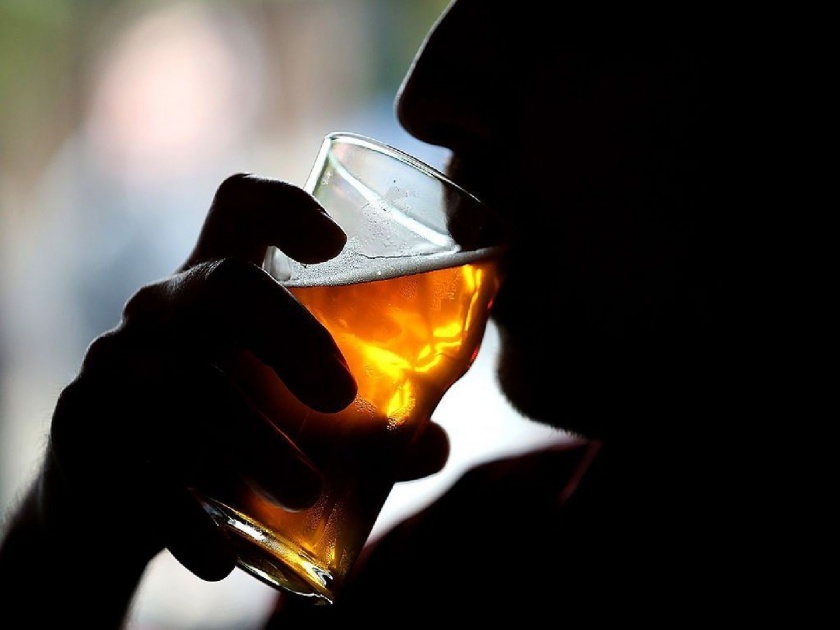 Chinese mans bladder burst after drinking 10 beers together know what happened after | एकाचवेळी १० बिअर प्यायला अन् १८ तास लघवी रोखून धरली; त्यानंतर ‘जे’ घडलं ते ऐकून व्हाल हैराण