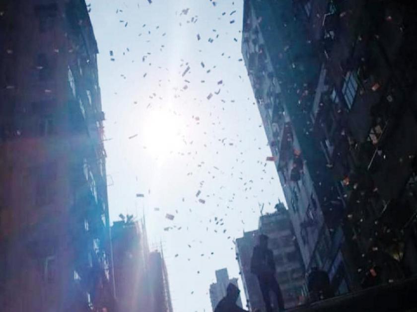 Man arrested after showering commuters with money from 30th-floor window | अबब! चीनमध्ये चक्क नोटांचा पाऊस; पैसै घेण्यासाठी लोकांची पळापळ, वाचा नेमकं काय घडलं?