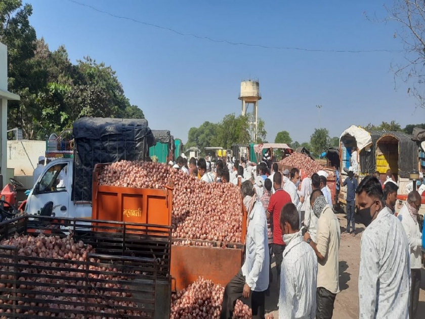 Onion auction starts in 4 days in Lasalgaon; Positive settlement on mediation of Sharad Pawar | ४ दिवसांनी लासलगावात कांदा लिलाव सुरू; शरद पवारांच्या मध्यस्थीनं सकारात्मक तोडगा