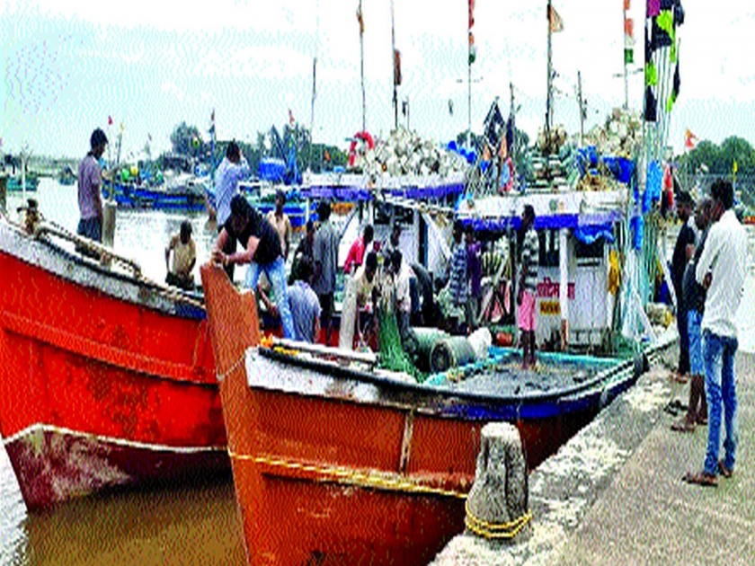 33 boats facing 'car' in a safe harbor; Comfort for family members | ‘क्यार’चा सामना करत ३३ बोटी सुखरूप बंदरात; कुटुंबीयांना दिलासा