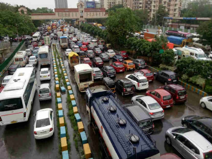 Large congestion on the corner nose; Long queues of vehicles | कोपरी नाक्यावर मोठी कोंडी; वाहनांच्या लागल्या लांबलचक रांगा