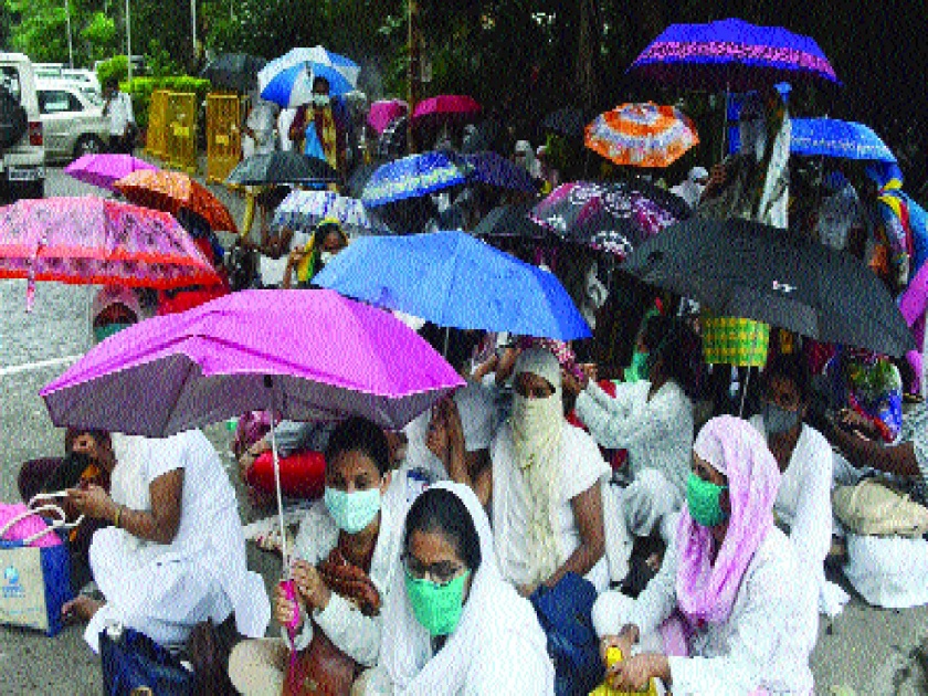 Nurses' sit-in agitation with KDM; demand for written guarantee of salary increase | केडीएमसीत नर्सचे ठिय्या आंदोलन;पगारवाढीच्या लेखी हमीची मागणी