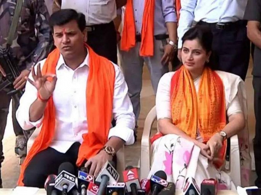 MP Navneet rana and MLA Ravi Rana got confused while asking questions about Hanuman Interview video viral | हनुमान चालिसेवरून रान उठवणाऱ्या नवनीत राणा फसल्या, हनुमानासंदर्भात प्रश्न विचारताच गडबडल्या; पाहा VIDEO