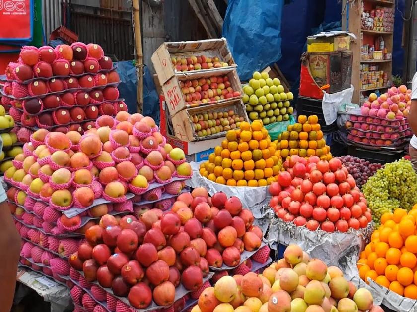 Consumers turn to fruit market due to inflation; There is not enough income even during Ganeshotsav | महागाईमुळे फळ मार्केटकडे ग्राहकांची पाठ; गणेशोत्सव काळातही पुरेशी आवक नाही