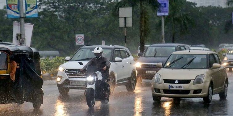 Torrential rains in Pune, Kolhapur area including Mumbai; Impact on rail and transport services | मुंबईसह पुणे, कोल्हापुरात मुसळधार पाऊस; रेल्वे आणि वाहतूक सेवेवर झाला परिणाम