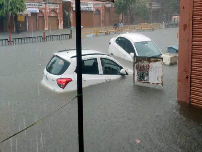 Rajasthan: Due to rains, Water Logging on the road in Jaipur: Congress MLA bus got stuck in water | मुसळधार पावसामुळे जयपूरमध्ये रस्त्यावर वाहतेय नदी; पाण्यात अडकली काँग्रेस आमदारांची गाडी