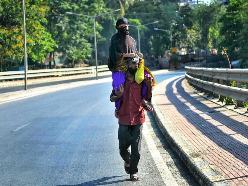 Coronavirus: 60 Years Old Man Walked 26km Carrying His Ailing Daughter in Mumbai pnm | Coronavirus:...अन् आजारी मुलीला खांद्यावर घेऊन ६० वर्षीय बापानं २६ किमी पायी प्रवास केला!