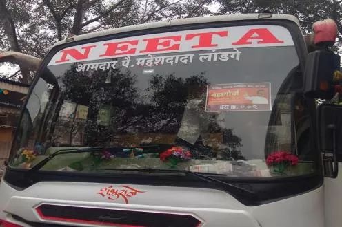 Name of BJP MLA on MNS Morcha bus; MNS-BJP activists united on the Morcha? | मनसे मोर्चाच्या बसवर भाजपा आमदाराचं नाव; मोर्चानिमित्त मनसे-भाजपा कार्यकर्ते एकत्र? 
