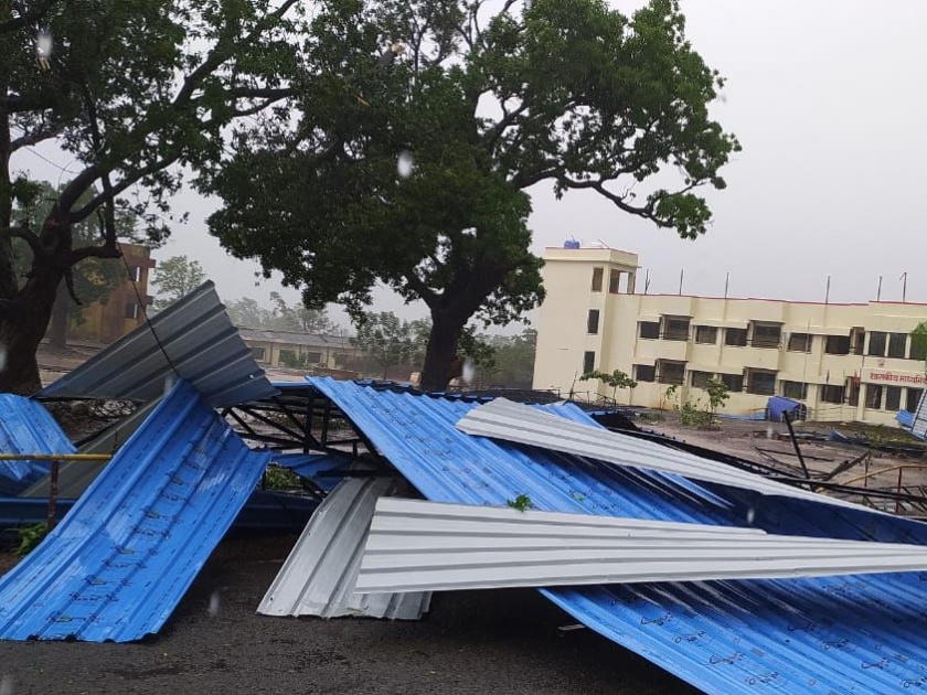 Cyclone Nisarga: tribal ashram school blown up in Murbad taluka; Trees fell on the classrooms | Cyclone Nisarga: मुरबाड तालुक्यातील आदिवासी आश्रम शाळेचे पत्रे उडाले; वर्गखोल्यांवर झाडं कोसळली