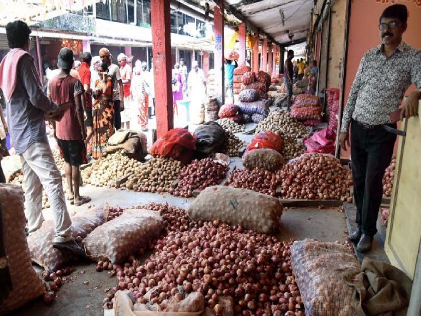 Onion reached fifty in the market committee; Rs 60 per kg in the retail market | बाजार समितीमध्ये कांद्याने गाठली पन्नाशी; किरकोळ मार्केटमध्ये ६० रुपये किलो