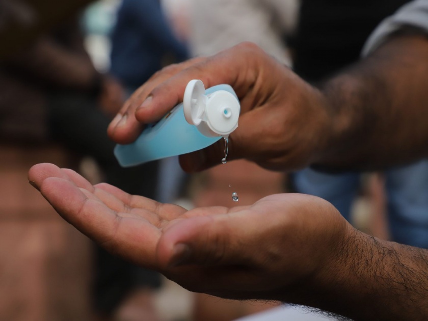 More than nine people die in andhra pradesh who consumed sanitizer | लॉकडाऊनमध्ये दारु न मिळाल्याने तळीरामांनी सॅनिटायझर प्यायलं; आतापर्यंत ९ जणांचा मृत्यू