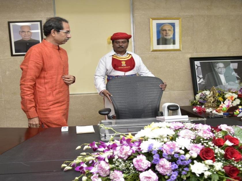 Maharashtra CM: Uddhav Thackeray takes charge as Maharashtra Chief Minister. | Maharashtra CM: मुख्यमंत्री उद्धव ठाकरेंनी पदभार स्वीकारला; मंत्रालयात झालं जोरदार स्वागत 