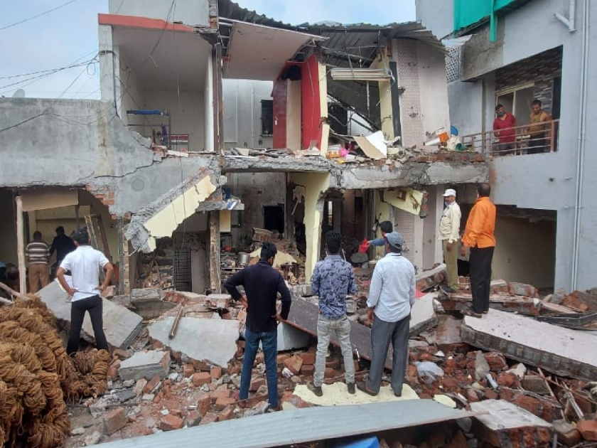 Explosion of a gas cylinder in a house in Ganeshnagar; Three seriously injured | वडगाव शेरीत गॅस सिलेंडरचा स्फोटात १० जण जखमी