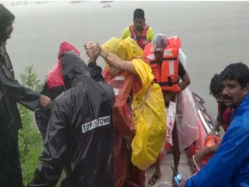 Rainy in Raigad district; Many parts of the area were flooded and 86 people were rescued | रायगड जिल्ह्यात पावासाचं थैमान; अनेक भाग जलमय, पुरात अडकलेल्या ८६ लोकांना वाचवलं