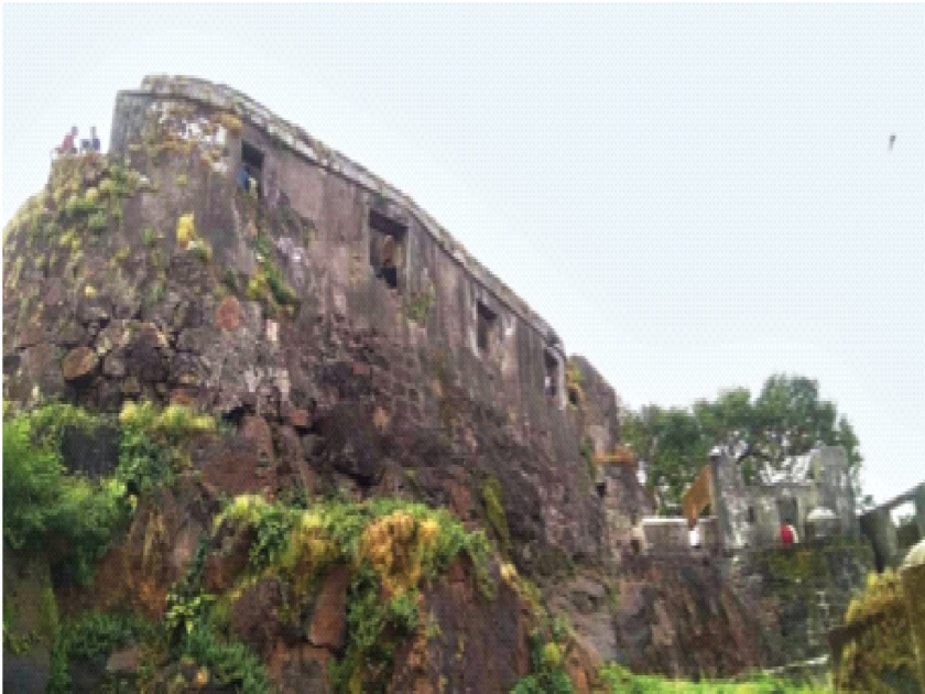 Sion's historic fort awaits repair; Neglected by the Department of Archeology | सायनचा ऐतिहासक किल्ला दुरुस्तीच्या प्रतीक्षेत; पुरातत्त्व विभागाचे दुर्लक्ष
