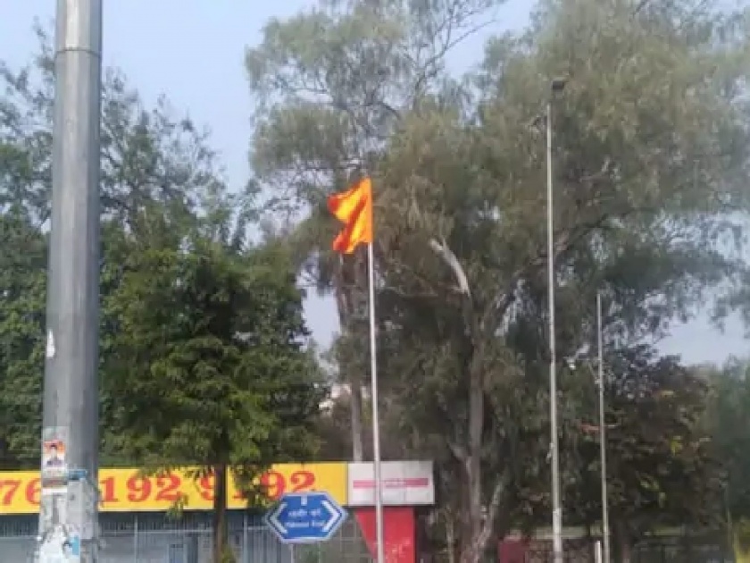 Saffron flag hoisted outside Congress office in MP, BJP Targeted | काँग्रेस कार्यालयाबाहेर फडकला भगवा झेंडा; पोलीस बंदोबस्त तैनात, भाजपा नेत्यानं फटकारलं