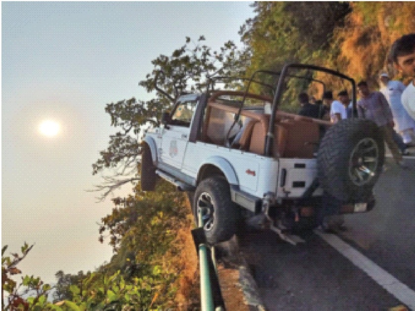 Jeep accident in Matheran Ghat; The great tragedy was averted by the force of fate | हे चित्र एवढे भयानक होते की एखाद्या चित्रपटाचे दृश्य वाटावे; दैव बलवत्तर म्हणून...
