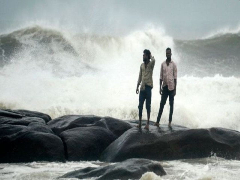 In Andhra Pradesh, the cyclone displaced millions of people; Eight missing | आंध्र प्रदेशात चक्रीवादळाने लाखो लोकांचा गेला ‘निवारा’; आठ बेपत्ता