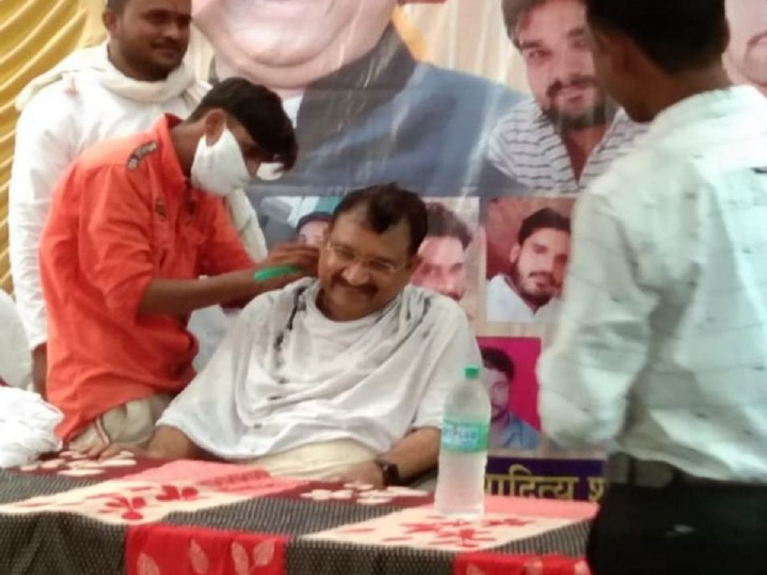 Madhya Pradesh Man Gives Minister A Haircut, Gets ₹ 60,000 For Barber's Shop | चक्क व्यासपीठावरच केस आणि दाढी कापण्यासाठी मंत्र्याने युवकाला दिले ‘इतके’ रुपये