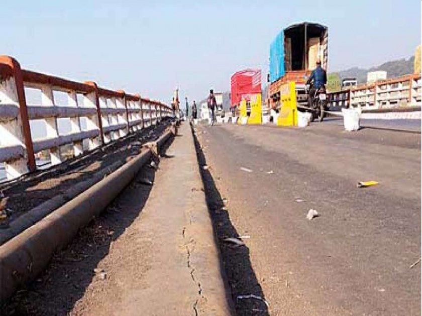 Dangerous journey on Mumbai-Ahmedabad highway; Guide stripes gray | मुंबई-अहमदाबाद महामार्गावर धोक्याचा प्रवास; मार्गदर्शक पट्टे धूसर