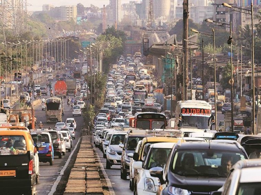 Traffic congestion on Mumbai-Ahmedabad route; Hit the servants, five hours | मुंबई-अहमदाबाद मार्गावर वाहतूककोंडी; नोकरदारांना फटका, पाच तास खाेळंबा