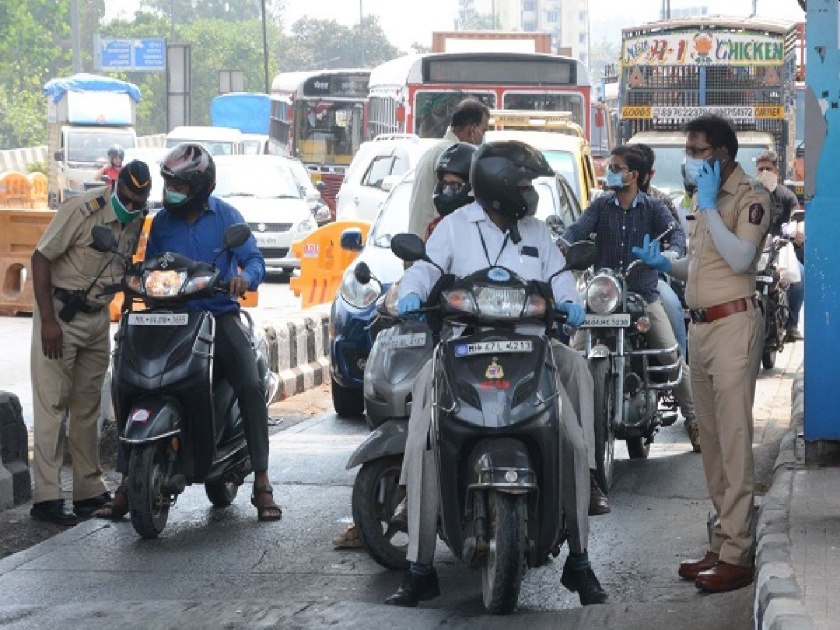 Coronavirus: More than 23,000 vehicles seized in Mumbai in two days; Police blockade 137 places | Coronavirus: दोन दिवसांत २३ हजारांहून अधिक वाहने मुंबईत जप्त; पोलिसांकडून १३७ ठिकाणी नाकाबंदी