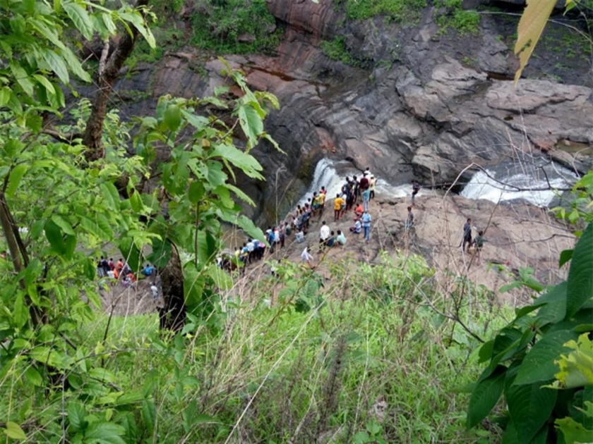 Five youths drowned in Kalamandvi waterfall at Jawahar; All young people between the ages of 18 and 22 | जव्हार येथे काळमांडवी धबधब्यात पाच तरुण बुडाले; सर्व तरुण १८ ते २२ वयोगटातील 