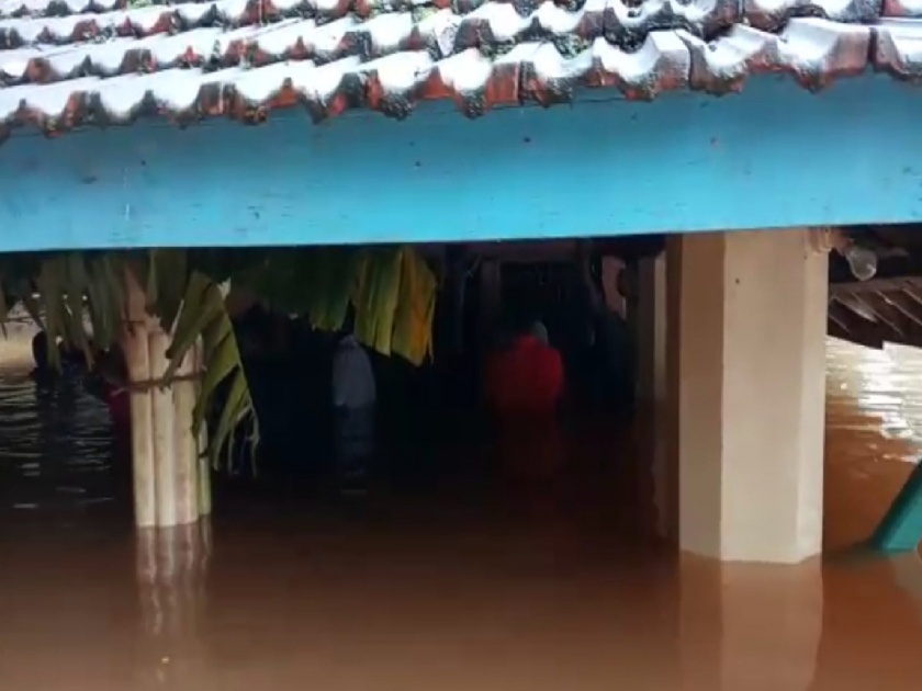 Video: Devotees start Harinama in chest-deep water; The temple is flooded due to rains in Ratnagiri | Video: छातीपर्यंतच्या पाण्यात भक्तांचा हरिनामाचा गजर सुरु; मुसळधार पावसामुळं मंदिर जलमय