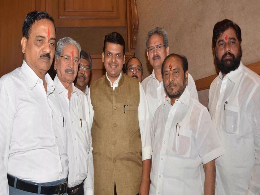 ... Finally the Shiv Sena leaders met the Chief Minister Devendra Fadanvis in Mumbai | ...अन् अखेर शिवसेना नेते मुख्यमंत्र्यांना भेटले, चर्चेचे चक्र फिरले; उद्धव ठाकरेंना मानाचं पद?