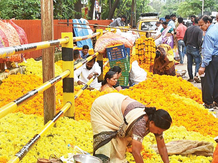 Crowds in the market for Diwali; Sales of 2 tonnes of flowers | दिवाळीनिमित्त बाजारात गर्दी;  १५० टन फुलांची विक्री