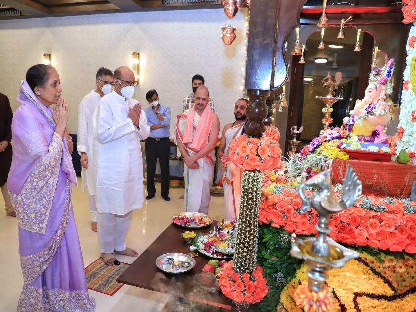 Sharad Pawar and his family visit Ganpati on CM Uddhav Thackeray Bunglow Varsha | शरद पवारांनी सहकुटुंब घेतलं ‘वर्षा’वर गणपतीचं दर्शन; ठाकरे-सुळे-सरदेसाई फॅमिली एकत्र