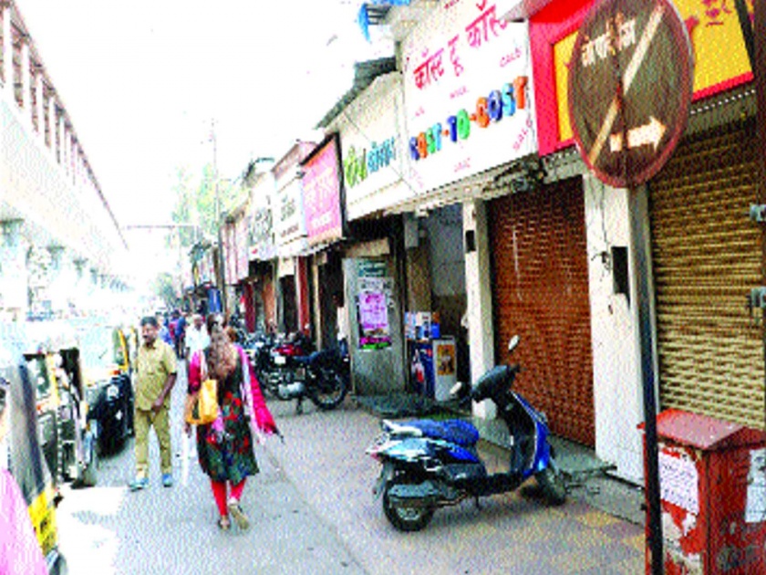 Rasta Roko's attempt in Bhiwandi, shops closed at noon in Ambarnath-Badlapur | ‘वंचित’चा भिवंडीत रास्ता रोकोचा प्रयत्न, अंबरनाथ-बदलापूरमध्ये दुपारपर्यंत दुकाने बंद